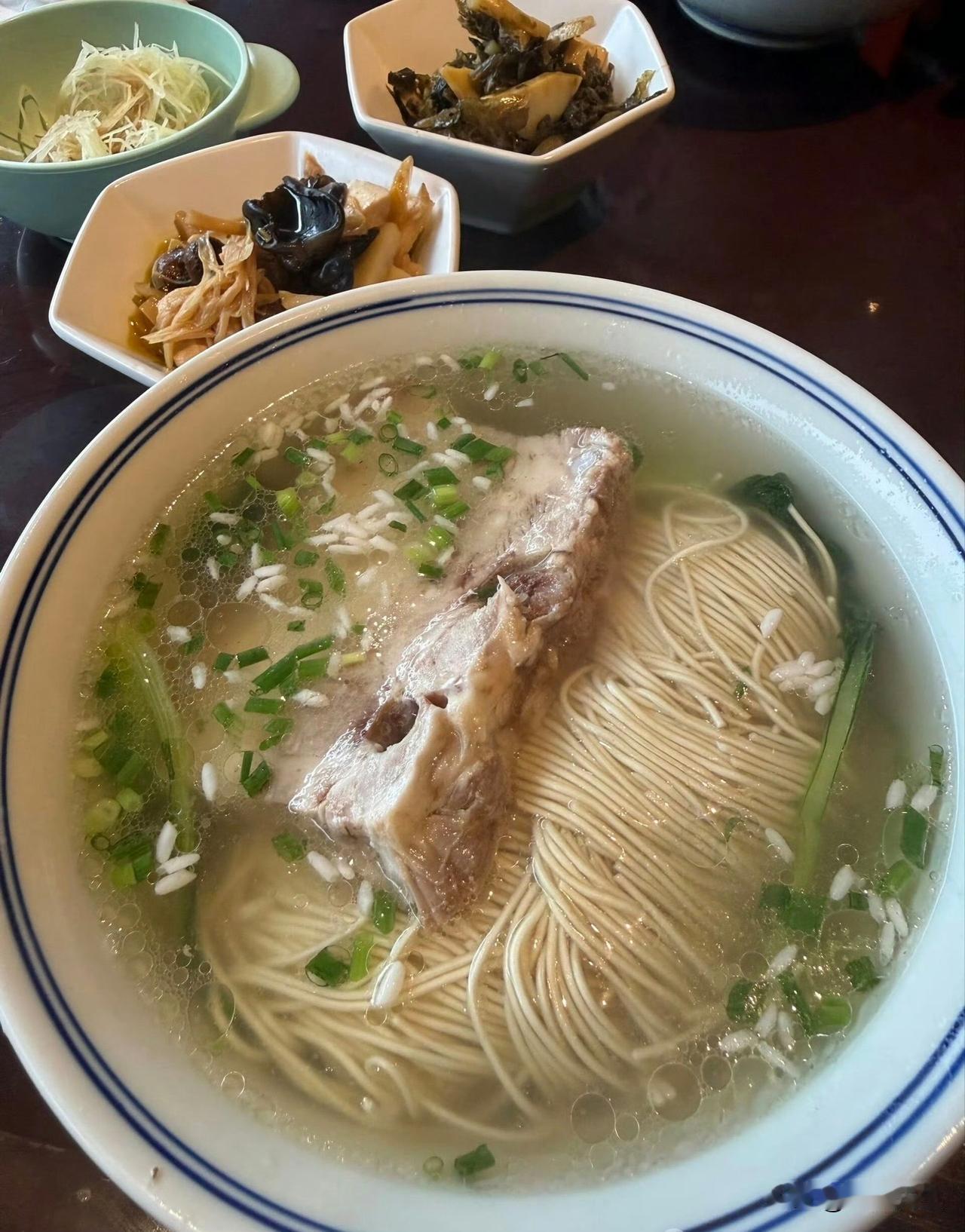 每日生活记录每早都能到茅山街道上转转，今早的面特有食欲！香香的。味道不错！茅山自