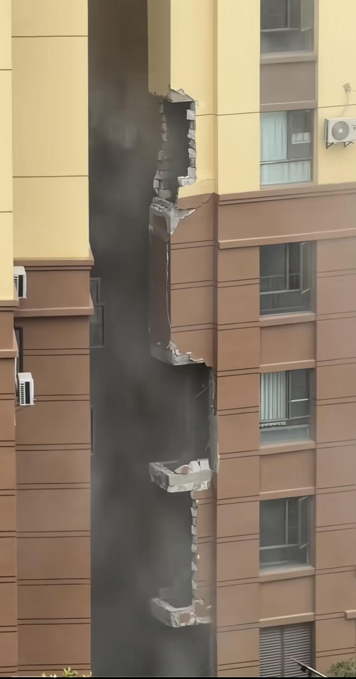 烟道爆炸了，不知道谁家又漏了。估计有住户违规将燃气热水器的排风管接驳到烟井里。是