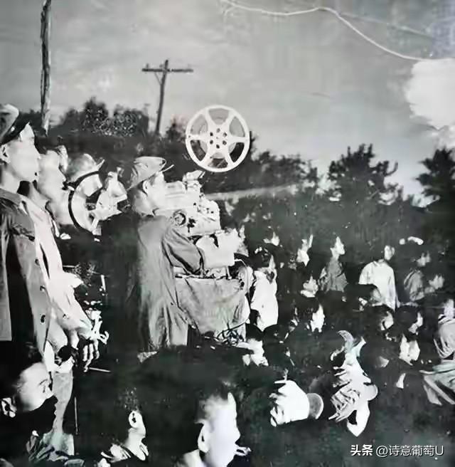 1993年，三个新兵偷偷跑出军营去看电影，没想到一张可疑人员的画像，让他们的人生