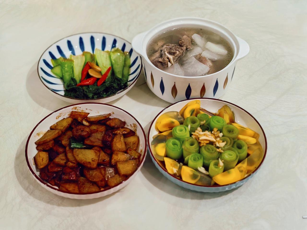 说多了都是口水～

世界上有两个我，
一个吃货的我，
一个真心想减肥的我。

上