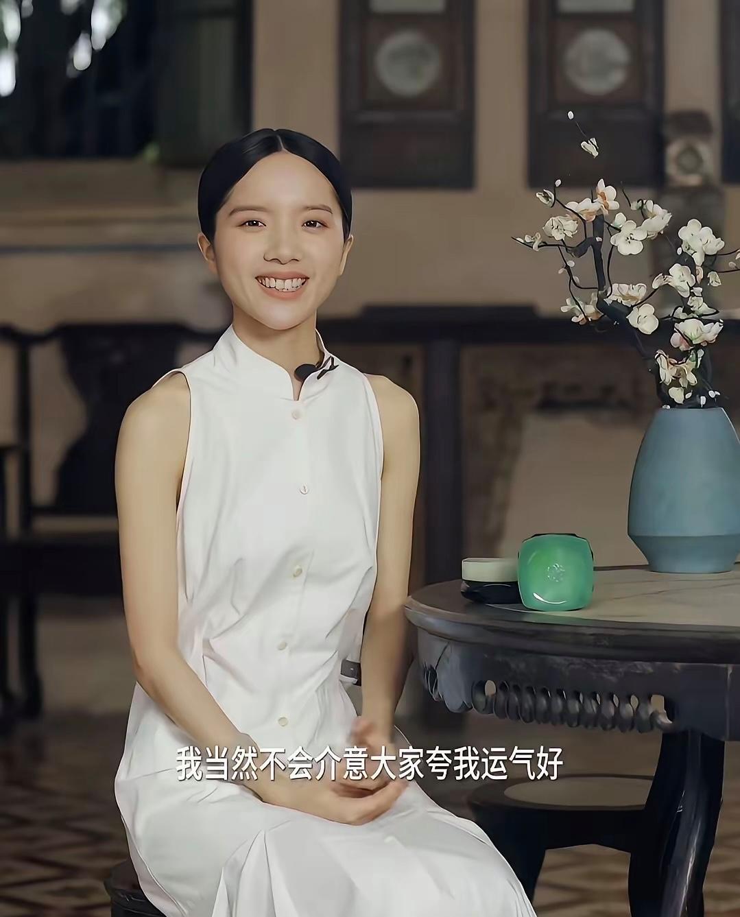 李思潼贴头皮发型暴露了短板一个素人又不是科班毕业的小姑娘现在也是新晋00后小花 
