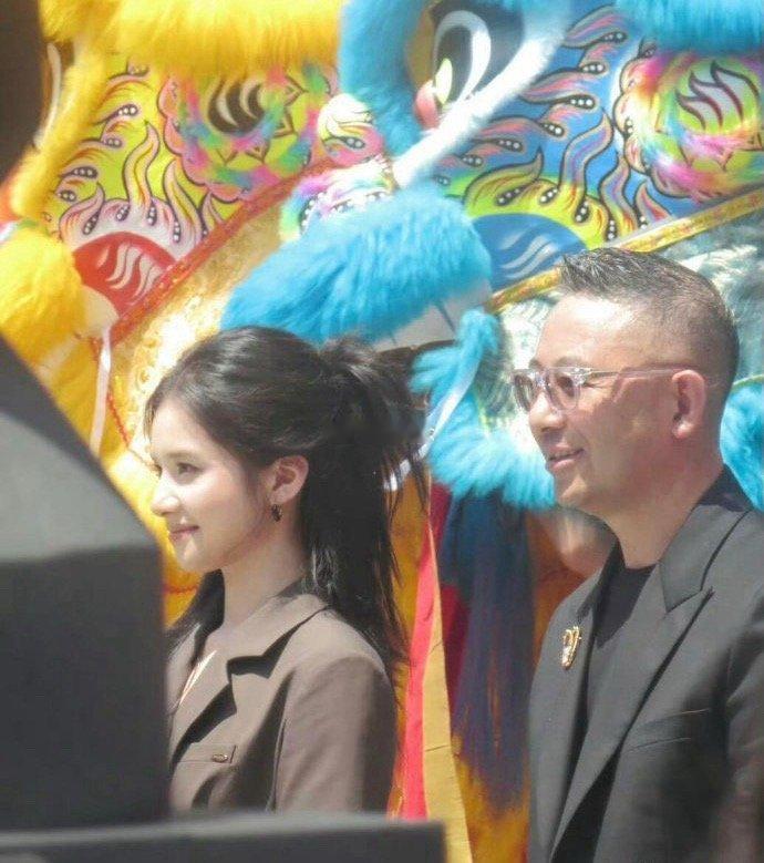 这么优秀吗  原来张婧仪的高眉骨可以给眼睛防晒，所以她能在太阳底下睁开眼[裂开]