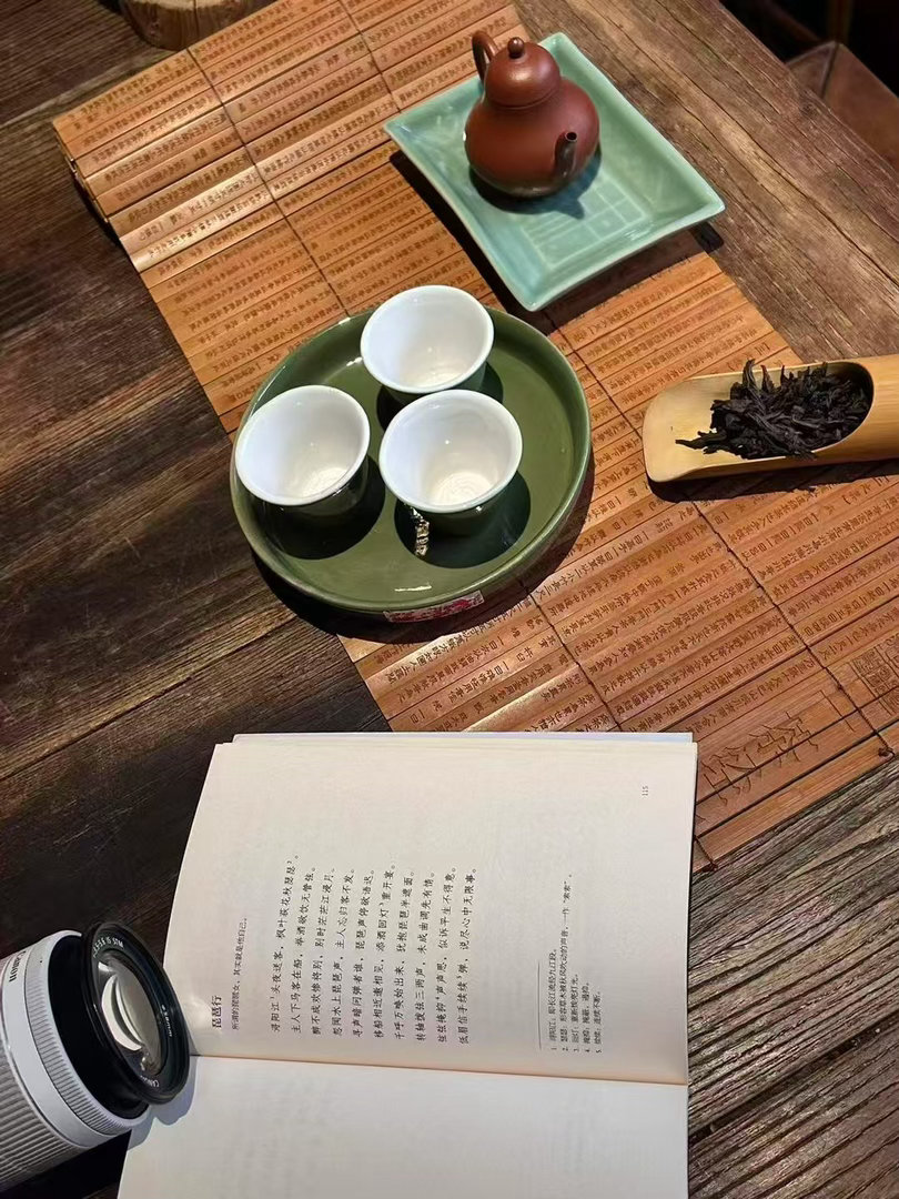 茶道  人生真正的滋味，是清淡的欢愉。一杯好茶，不花哨、不张扬，简简单单，却藏着