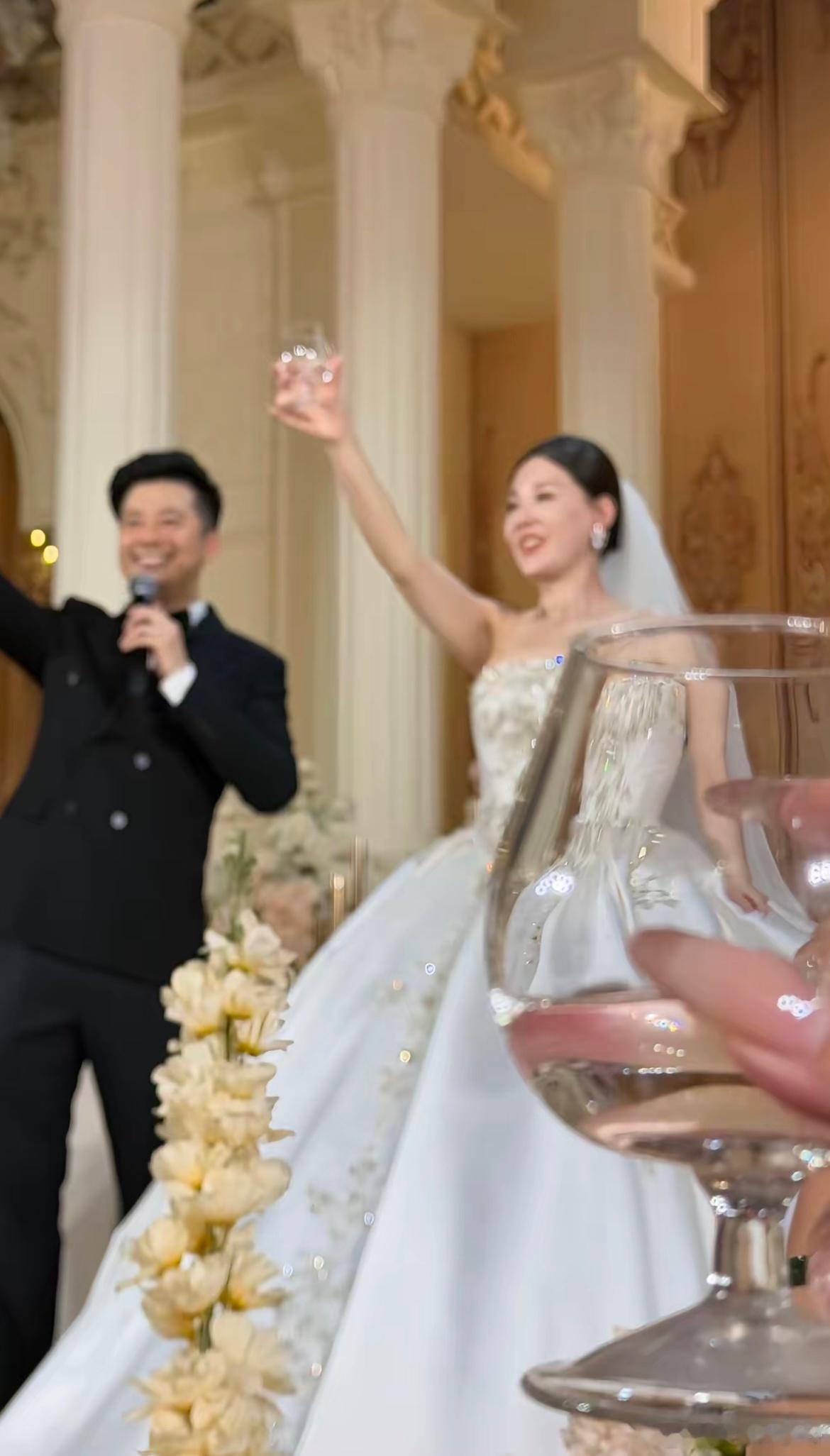 婚礼那天我们俩高举酒杯敬所有来宾 ​​​