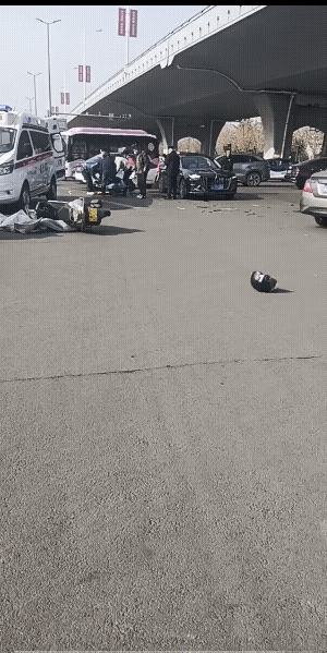 一般人不会干这事的，他肯定是二般人。
他把头盔毫不犹豫的拿起来，然后就走，让人想