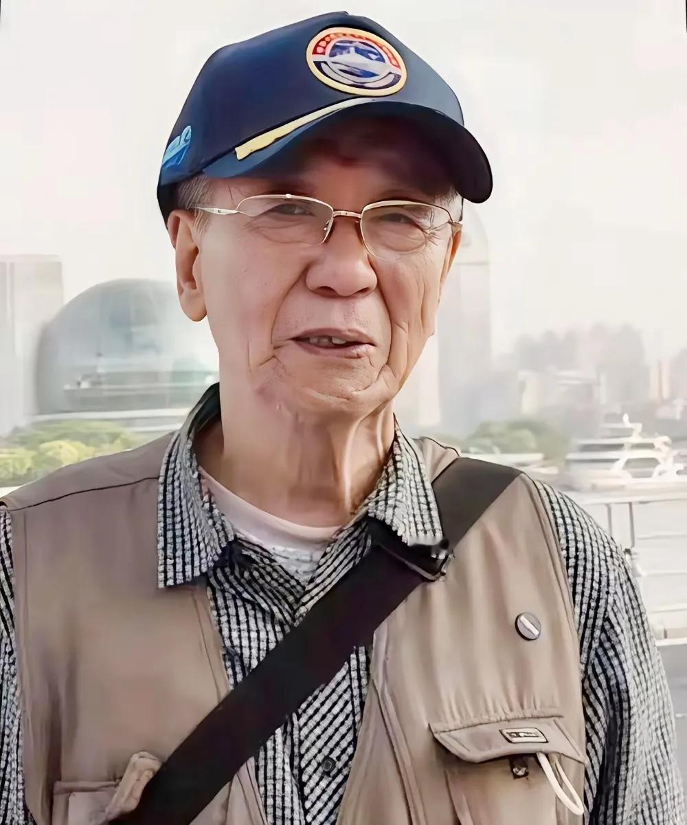 “眼泪止不住了！”91岁海军老兵无预约想登舰，掏出1953年胸标，工作人员一句话