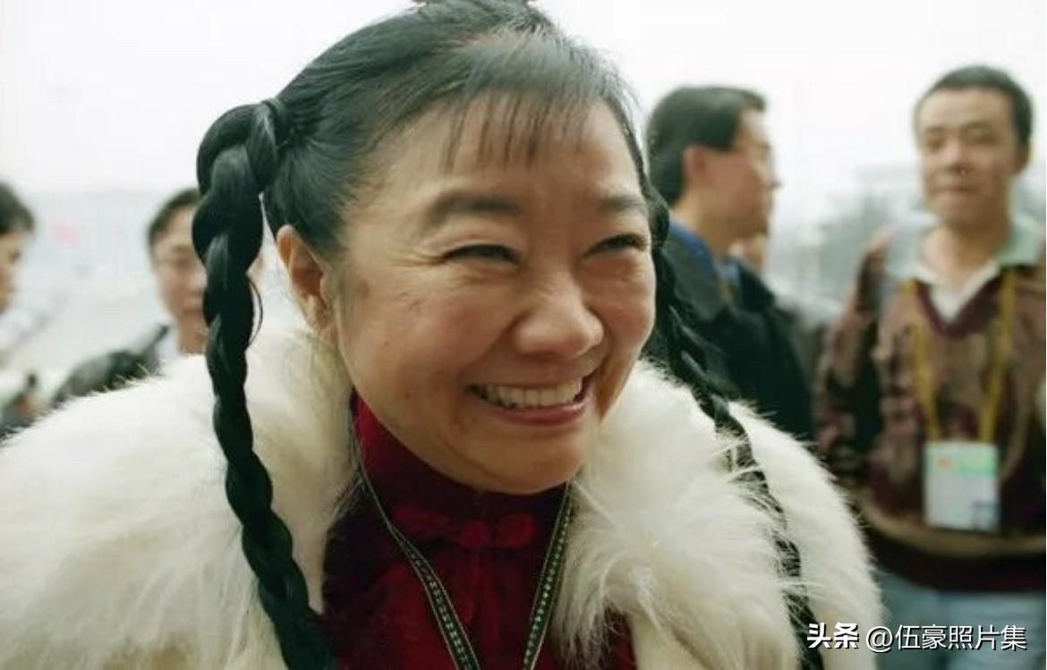 1998年3月全国两会期间，新任全国政协委员、香港华懋集团主席龚如心出席会议时的