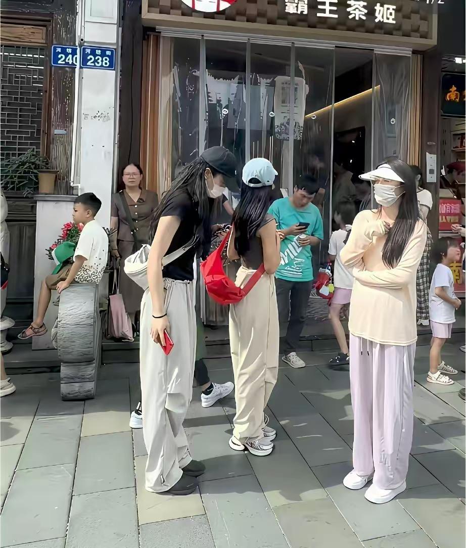不知道大家发现没，现在街上年轻小姑娘的穿搭基本都撞款了
清一色阔腿裤、工装裤配厚