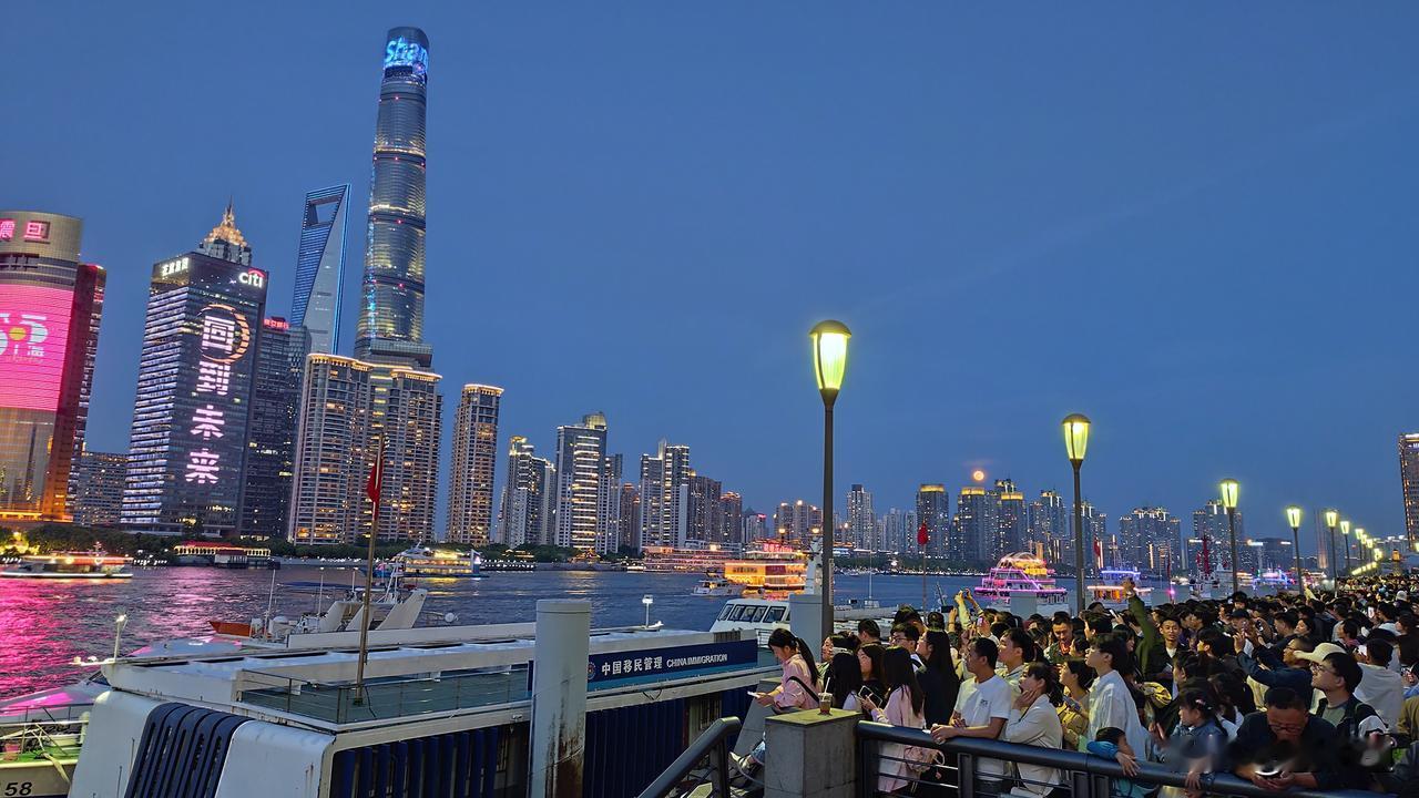 真心话茶局五一夜晚的上海游人如潮，人们利用长假尽情享受美好生活，旅游对大多数人来