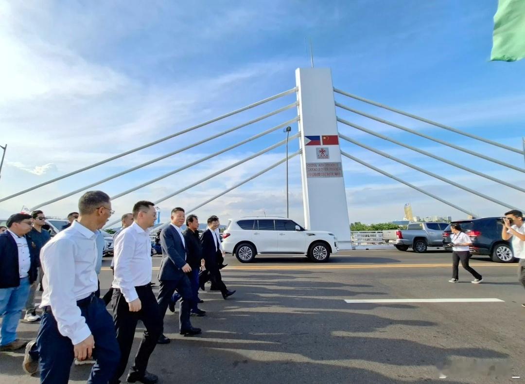 今天（27日）下午，中国驻菲律宾大使井泉在参观布卡纳大桥时走过该桥。这座耗资31