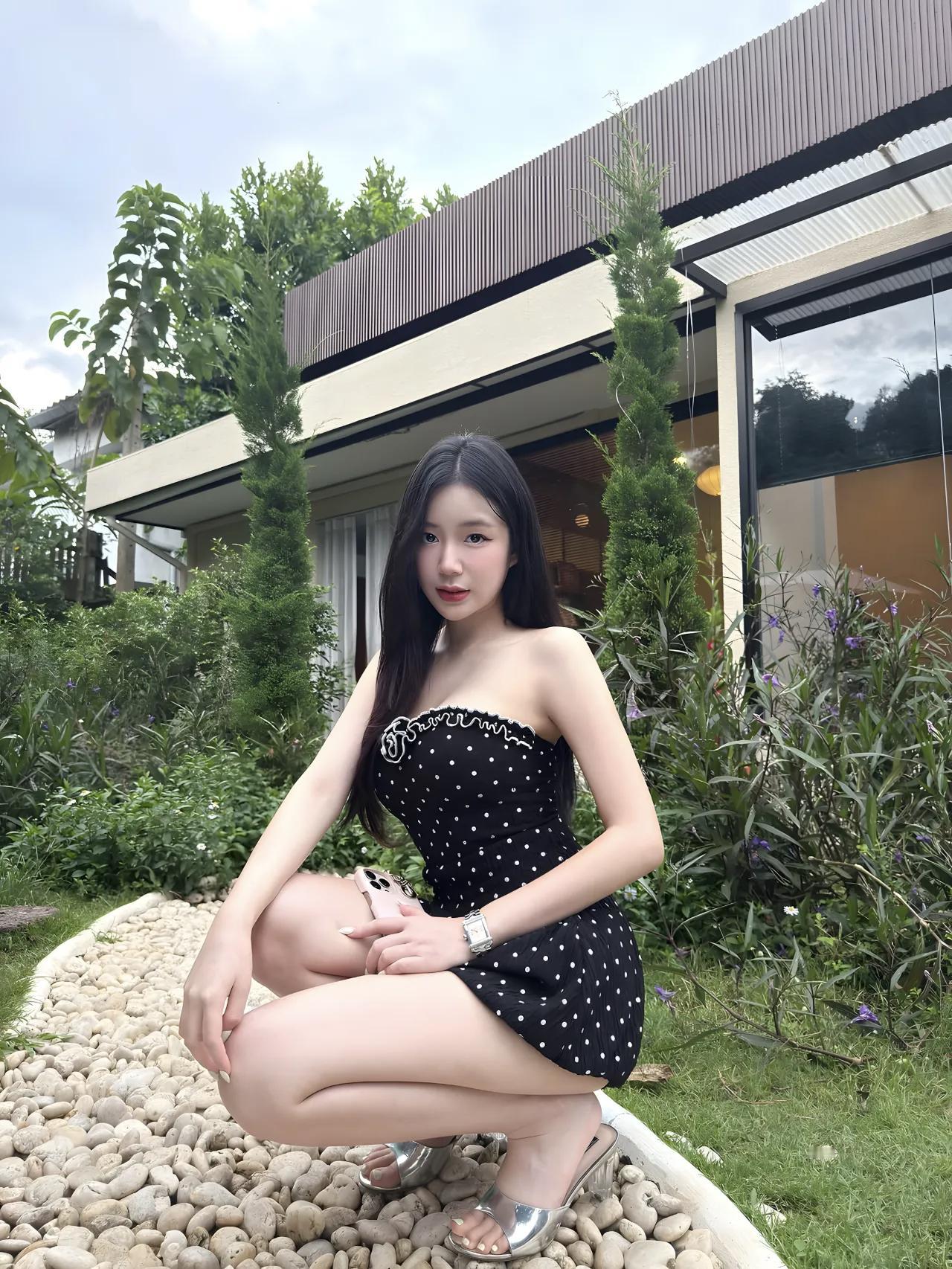 夏日穿搭指南：黑白波点连衣裙，清新自然，轻松自在。