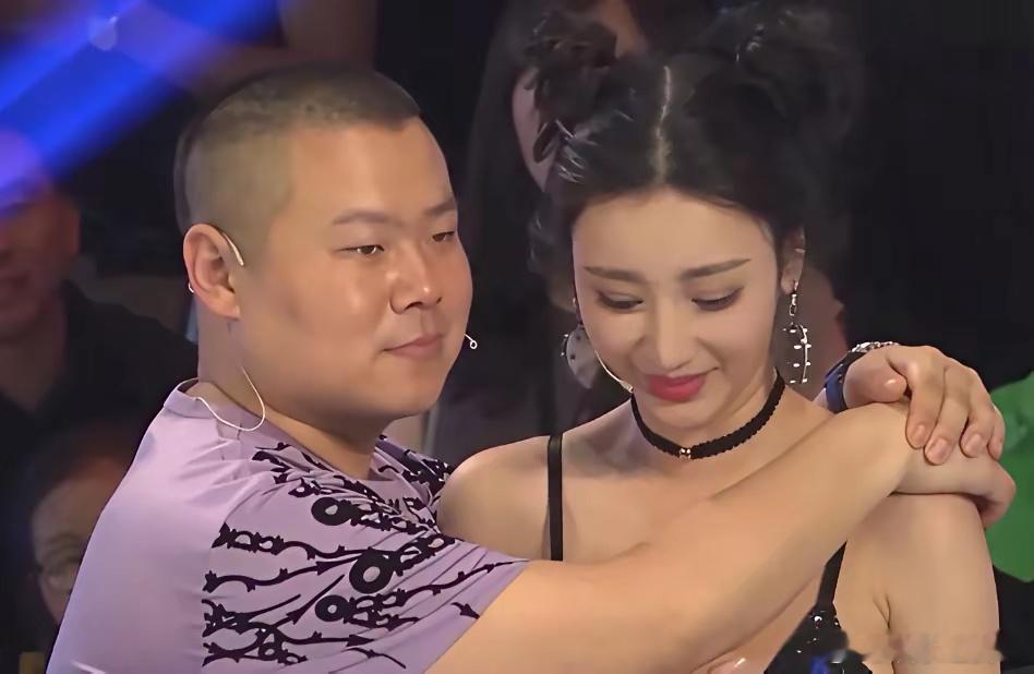 镜头中的岳云鹏疏眉朗目，目光沉和，肌肤润泽，神采奕奕；身旁的美女眉若远黛，唇似丹