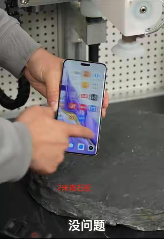 荣耀巨犀玻璃VS小米龙晶VS超瓷晶到底真机实摔，你觉得谁会最先出局！

真有人拿