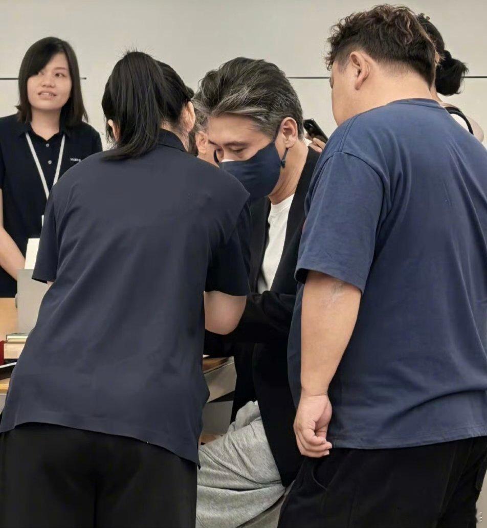 李乃文刚拿到的手机就摔了李乃文有点子好运在身上 笑不活了！刚到手的新手机就体验“