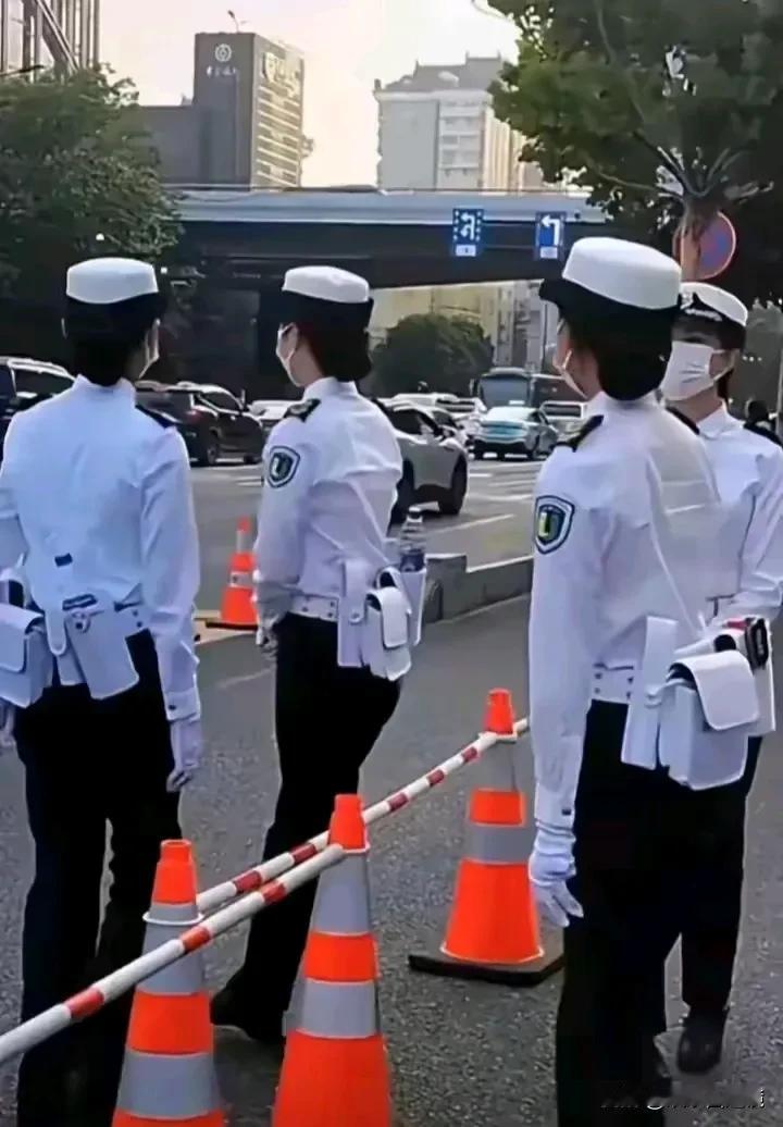 照片中这些女子虽然只能看到背影，但这身衣制服穿在身上确实挺好看，英姿飒爽啊。
一