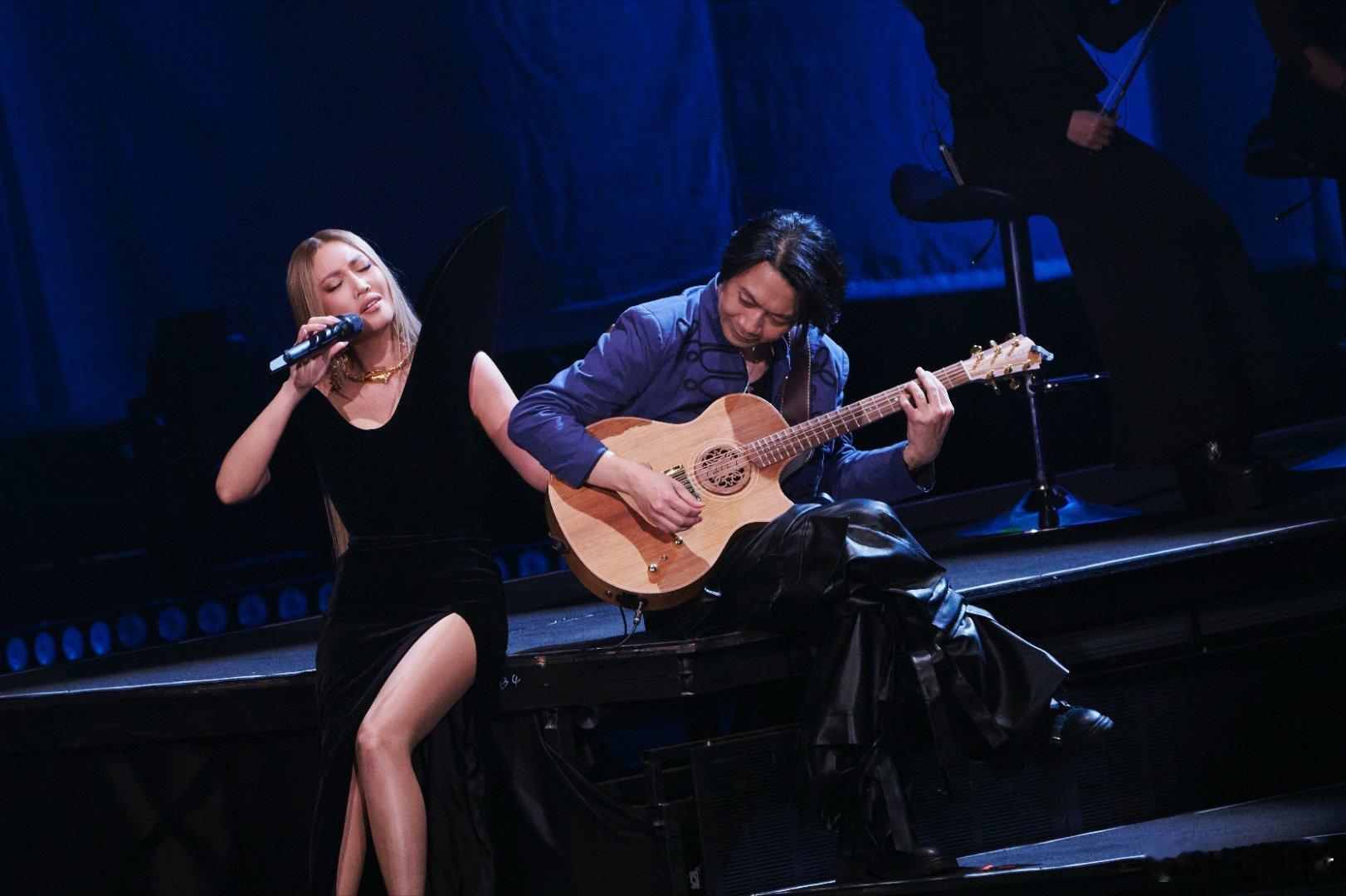 ALin哭了 一句“谢谢你们成就了A-Lin”，配上泛红的眼眶，真诚永远最打动人