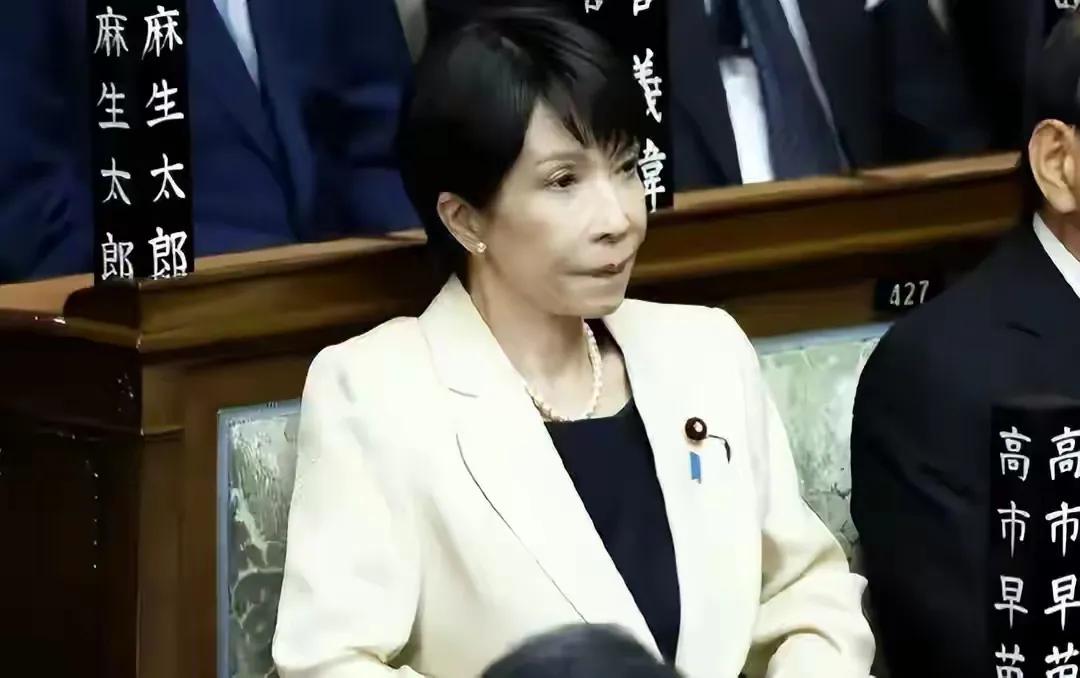 日本这下彻底乱了阵脚！高市早苗要成“背锅侠”？
 
12月12日，新加坡《联合早