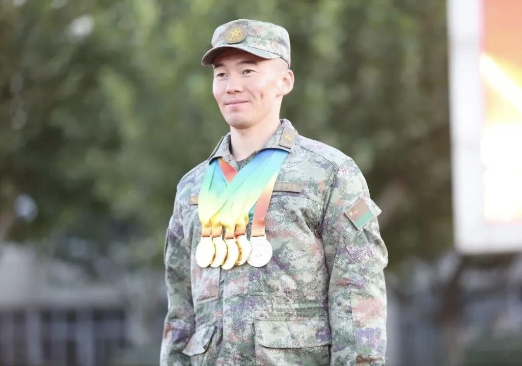 呼格吉乐，2018年9月入伍，班长，荣获嘉奖一次，“四有”优秀士兵一次，先后被集