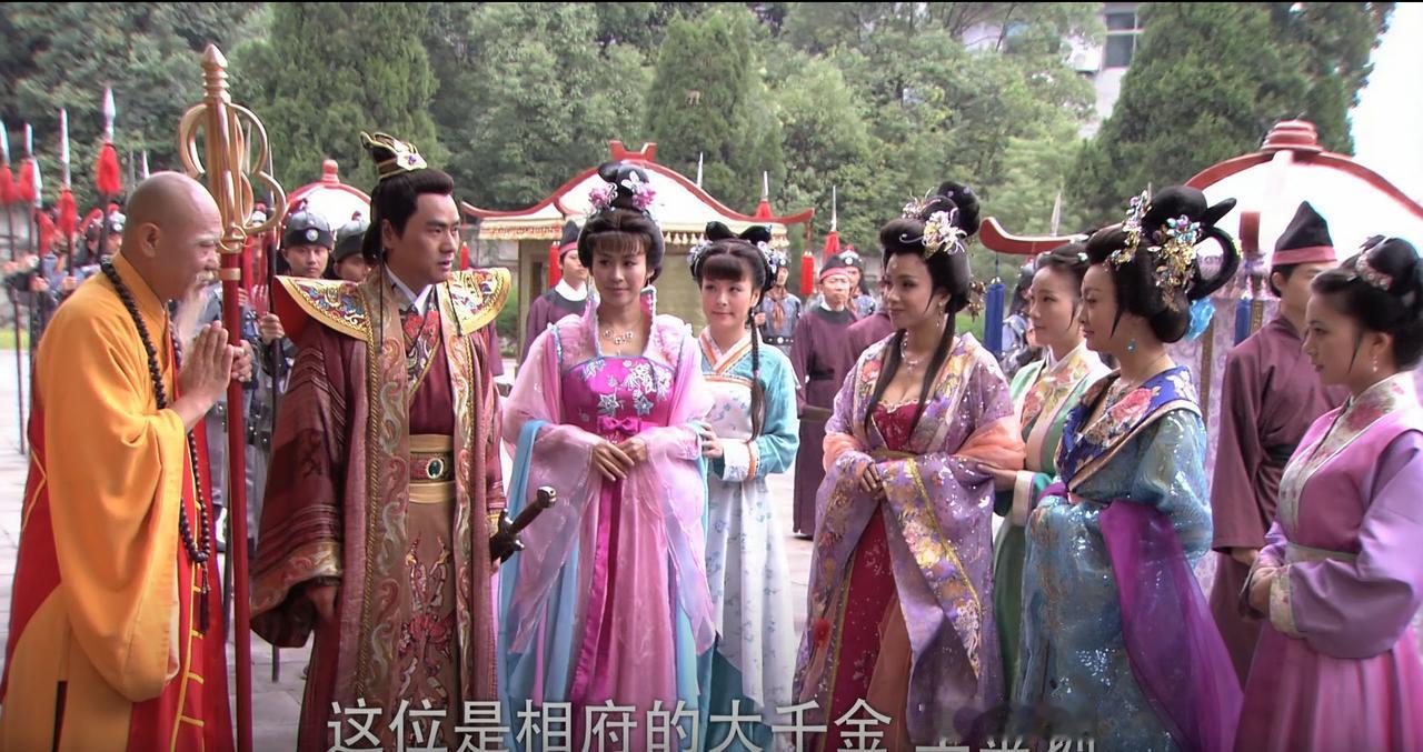 虽然两个姐姐故意穿显成熟的深色衣服，而王宝钏穿显年轻的粉色衣服，但三姐妹中，王宝