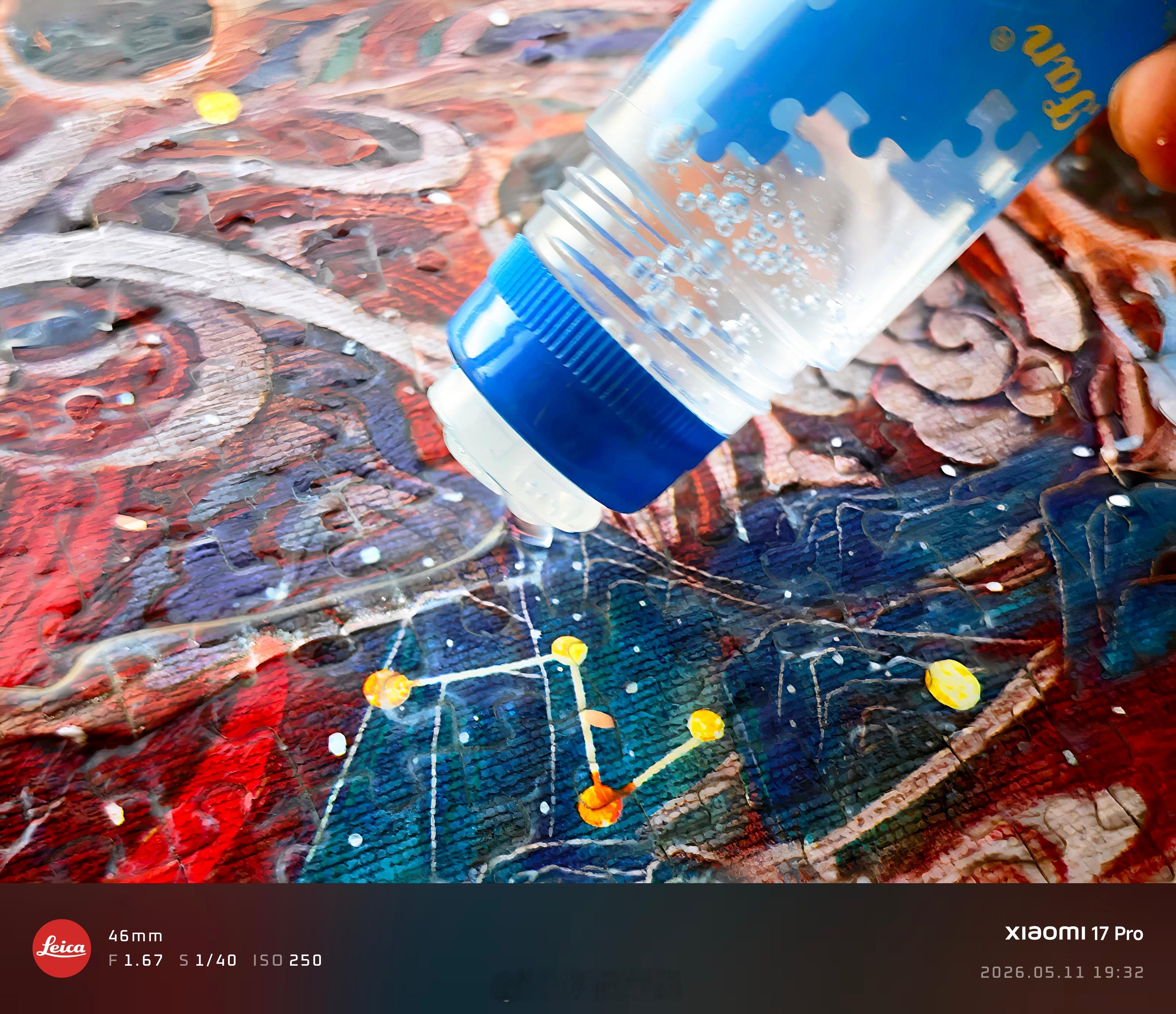 拼图🧩最后一步，上胶！我很好奇的是，这种拼图🧩专用胶水和常规的胶水有什么区别
