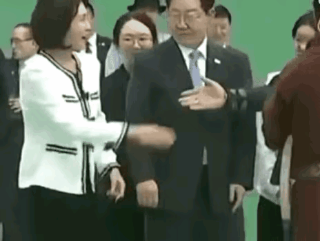 这是谁不懂外交礼仪？李在明总统夫人与蒙古国总统握手后频频甩手却是为何？是因为手上