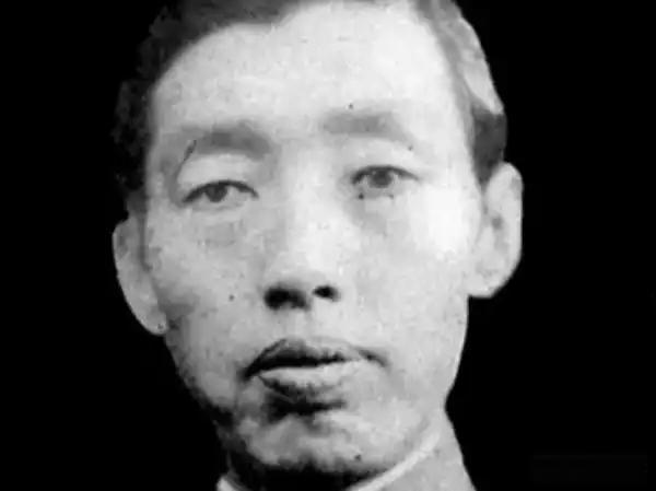 1940年，在濮阳柳下屯新八军军部的宴会上，四个手枪兵突然闯进了进来将石友三架走