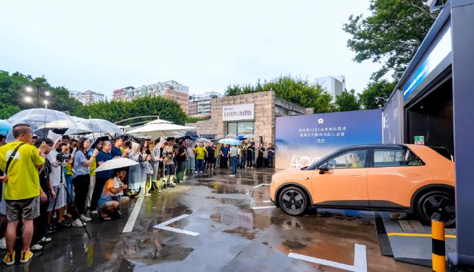 蔚来直接放出两大消息，第4000座换电站落地泉州侨乡体育馆，也是全国首座五代换电