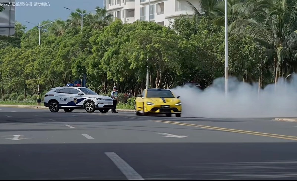 在警察面前飘逸，你敢想吗？[允悲]小米su7ultra ​​​