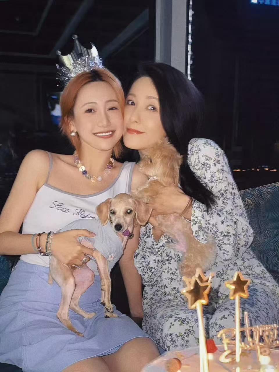 曾黎晒照祝魏笑新婚快乐曾黎发文祝魏笑新婚快乐曾黎发文祝魏笑新婚快乐，愿你拥有长长