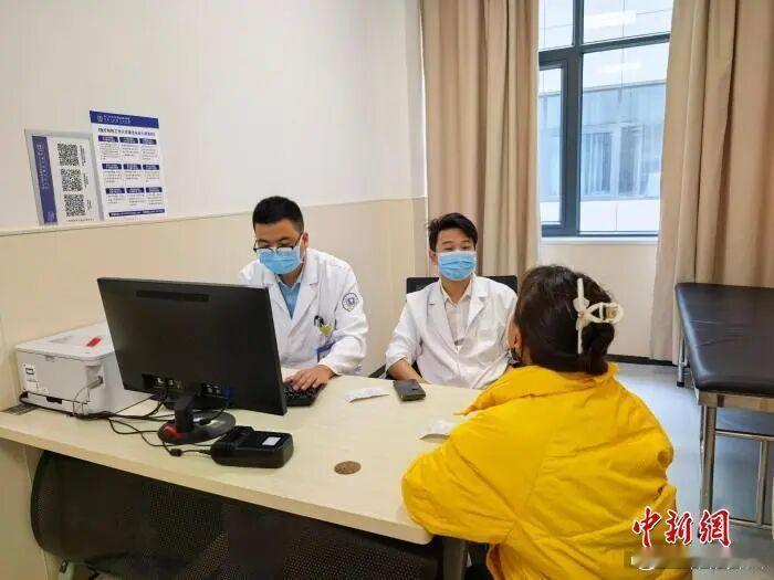 浙大专家跨越山海再赴阿拉尔援疆浙大邵逸夫医院李哲勇时隔一年重返阿拉尔开展三日援疆