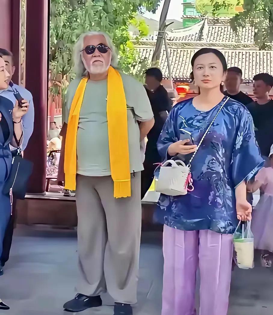 “近朱者赤，近墨者黑”这话真是一点不假。嫁给这个老公也没多少年，她竟然老成这样！