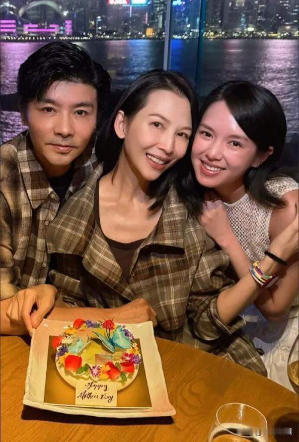 52岁的蔡少芬
给所有婚姻提了个醒

感情真不靠天天秀，靠的是日常里那点惦记
