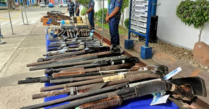 菲律宾西维萨亚斯警察以大米、金钱换取群众手中 1700 支枪