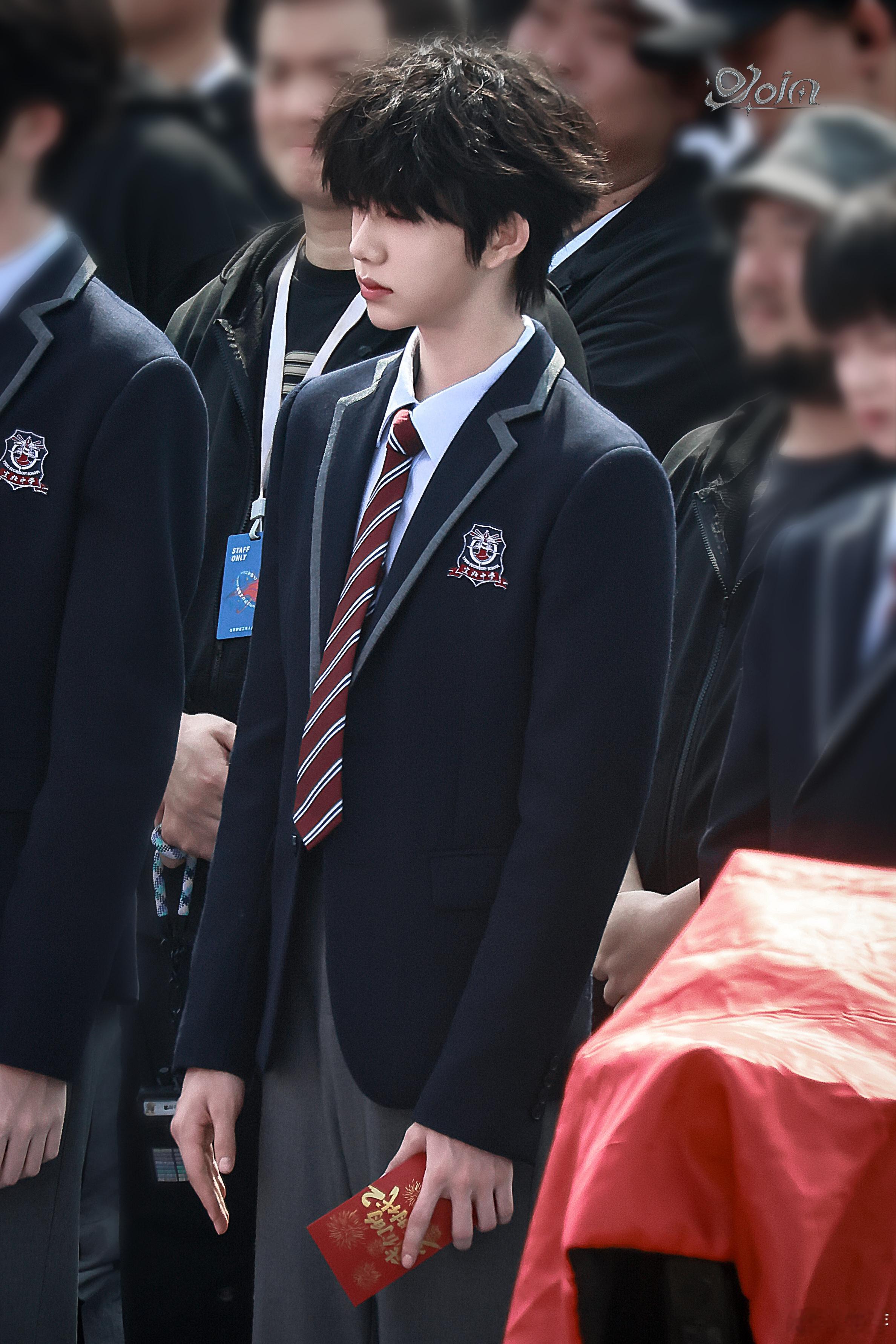 陈奕恒开机照 终于等到陈奕恒开机路透，蓬蓬小卷毛也太可爱了，搭配清爽制服，少年感