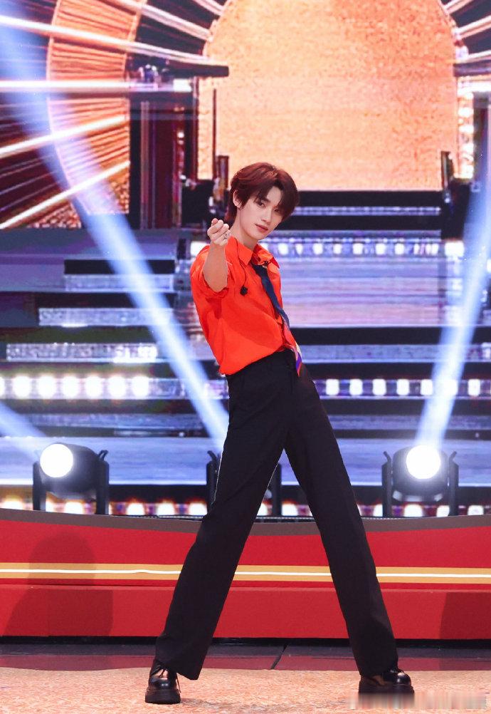 丁程鑫好红丁程鑫好六街提前过年 好六街名场面持续刷屏，少年感与综艺感兼具，影视综