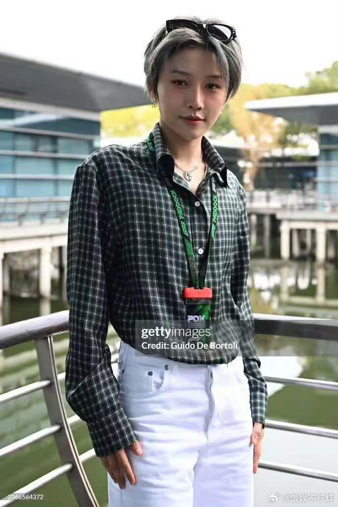 刘雨昕TGR哈斯F1特邀嘉宾 终于在F1赛场等到了刘雨昕！看她作为特邀嘉宾参与活