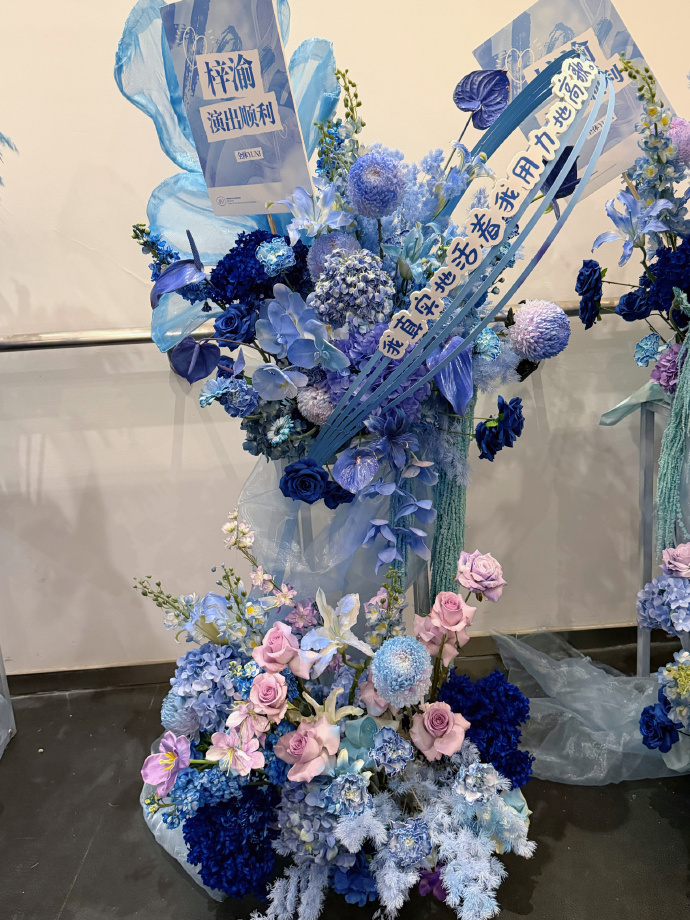 梓渝专属定制歌词花篮粉丝为梓渝准备的专属定制歌词花篮太美了！10句歌词每一句都记