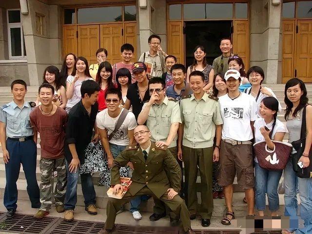 年轻时的吴京和张译，帅的也太突出了，站在那一眼就认出来了。 ​​​