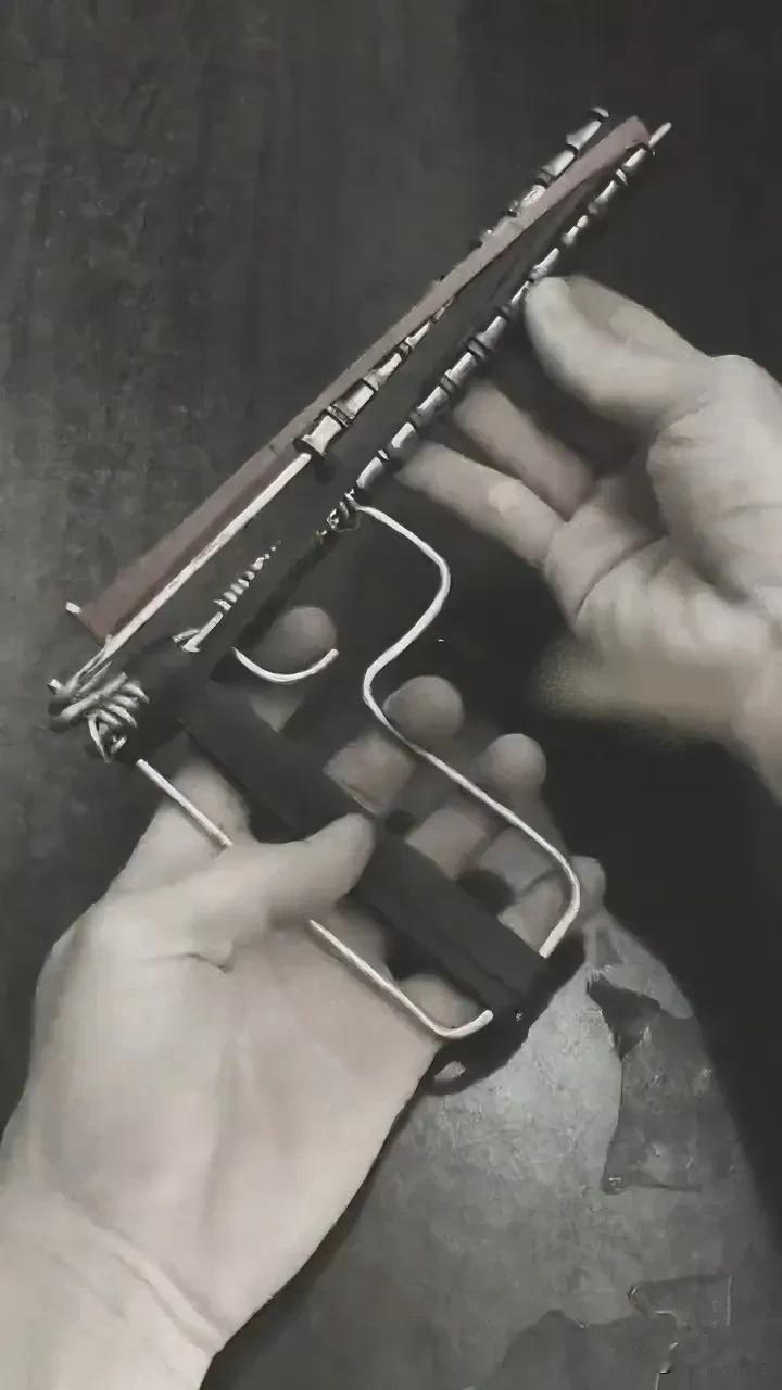 爷爷走了，整理爷爷的遗物。发现了这把手枪！#朋友们你们有谁玩过这个玩游戏卖花挣钱