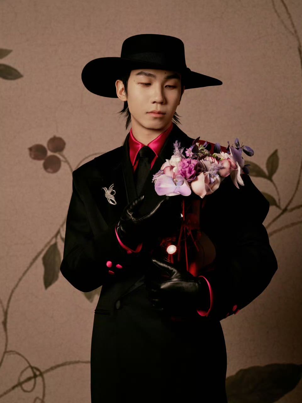 白举纲 戴帽子的男人与小狗 可爱值爆表！戴帽子的小白和软乎乎的小狗，这限定同框画