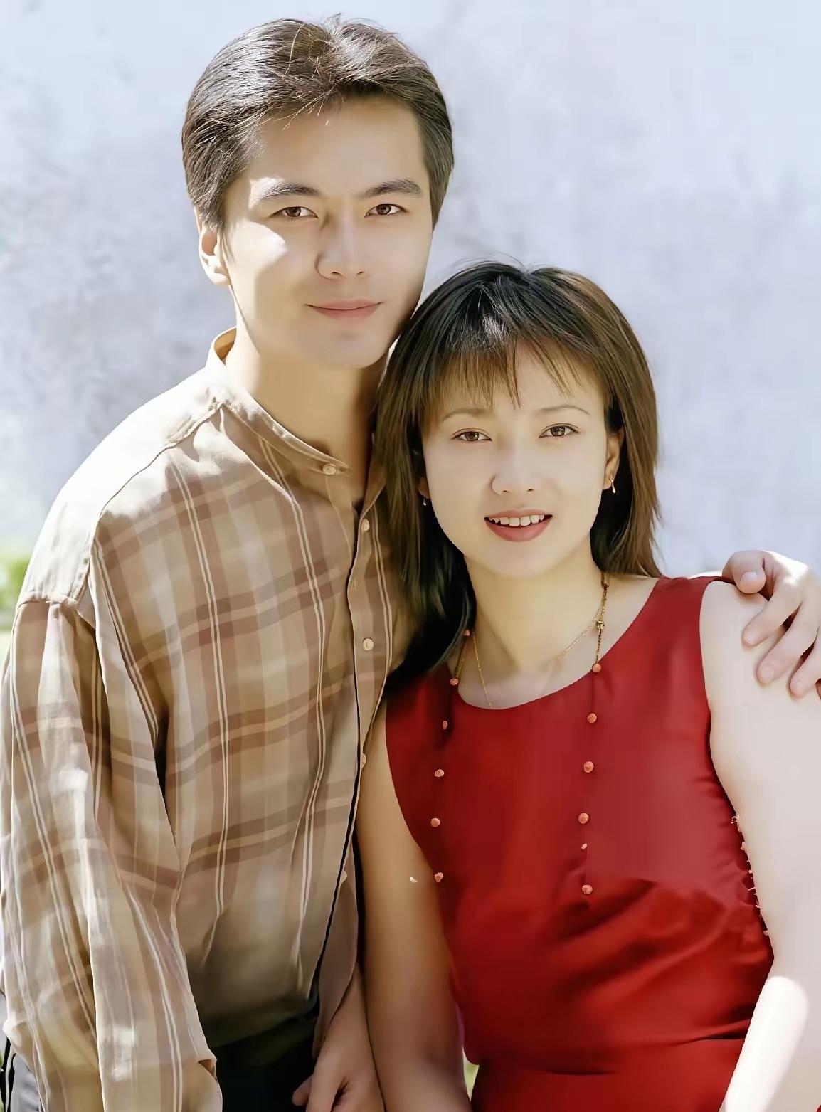 许亚军哽咽地说道，我一生结过四次婚，但最让我遗憾的是我的第三任妻子何晴。

这话