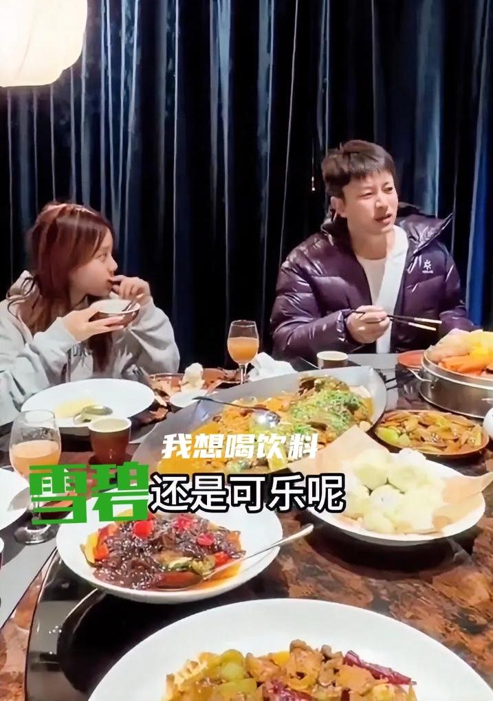 贾乃亮带女儿回东北吃大餐，女儿甜心不让爸爸喝碳酸饮料，要求贾乃亮养生