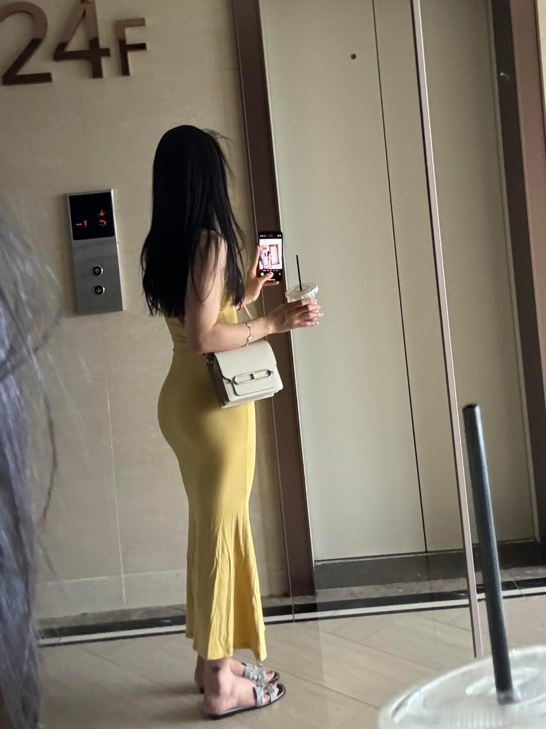 你摸摸我的衣服是不是做你女朋友的料 ​​​