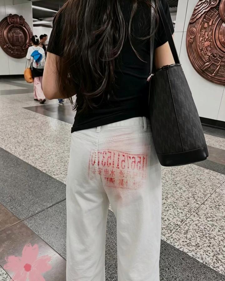 这是新的宣传方式吗？
这个设计师有点儿才华！现在人就是好奇心强，这个思路不错，好