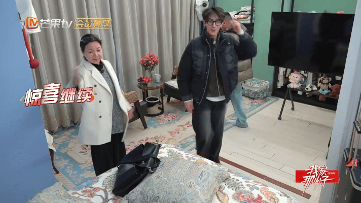 夏之光妈妈收藏儿子周边我家那小子 被妈妈的小心思暖到，珍藏周边就是珍藏儿子 