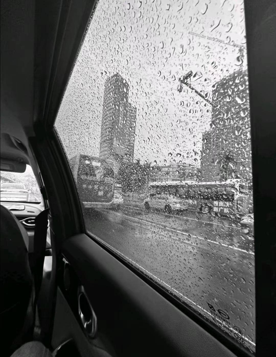 其实我不傻 你冰冷的语气敷衍的态度都在告诉我你不喜欢我 可我每天费尽心思找话题提