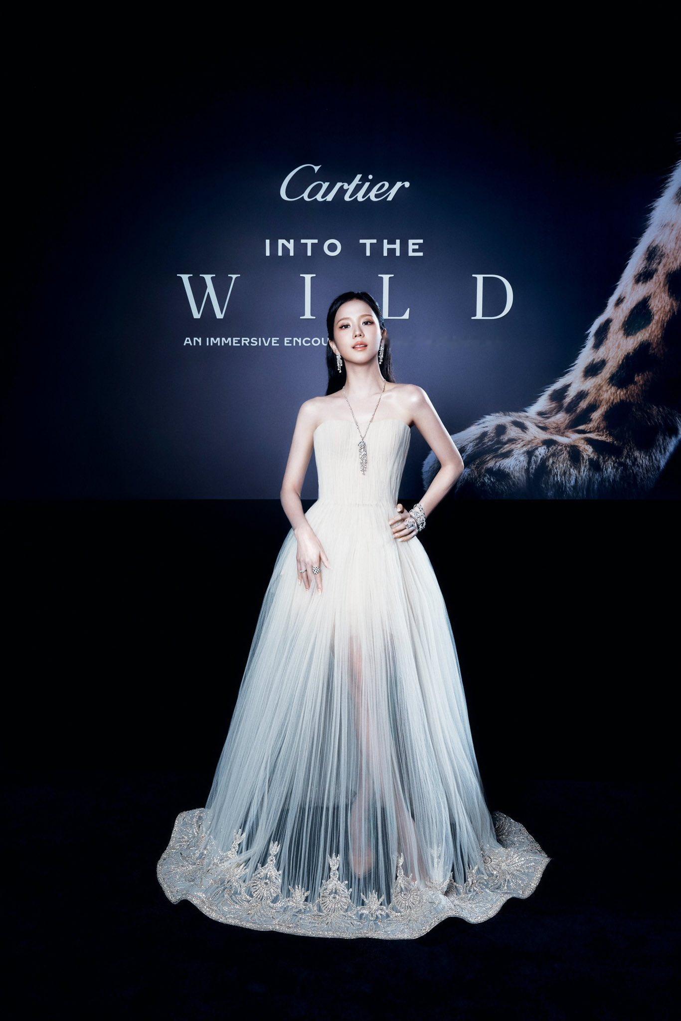 JISOO 亮相首尔卡地亚“Into the Wild”展览。我去，美的像个艺术
