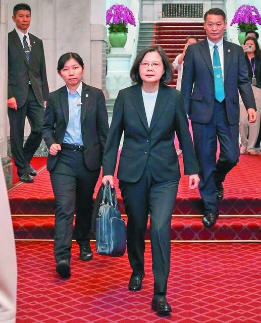 蔡英文“好感度”高居榜首，绿营盘算“母鸡带小鸡”。台湾“九合一”选举进入到热战阶