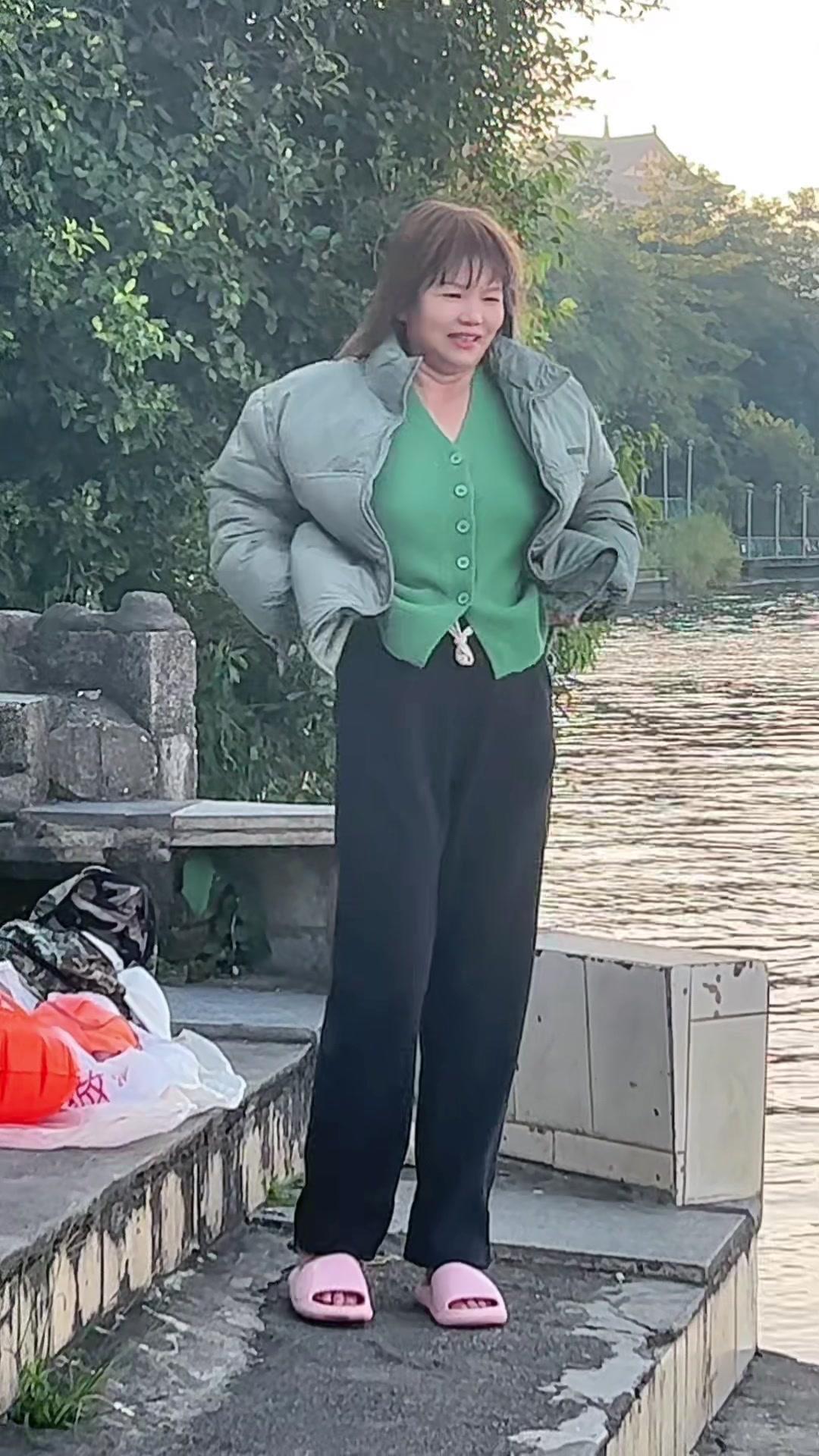冬日柳江晨泳太治愈。🌊晴好风柔的元月7日，褪去厚重衣物纵身跃入清冽江...