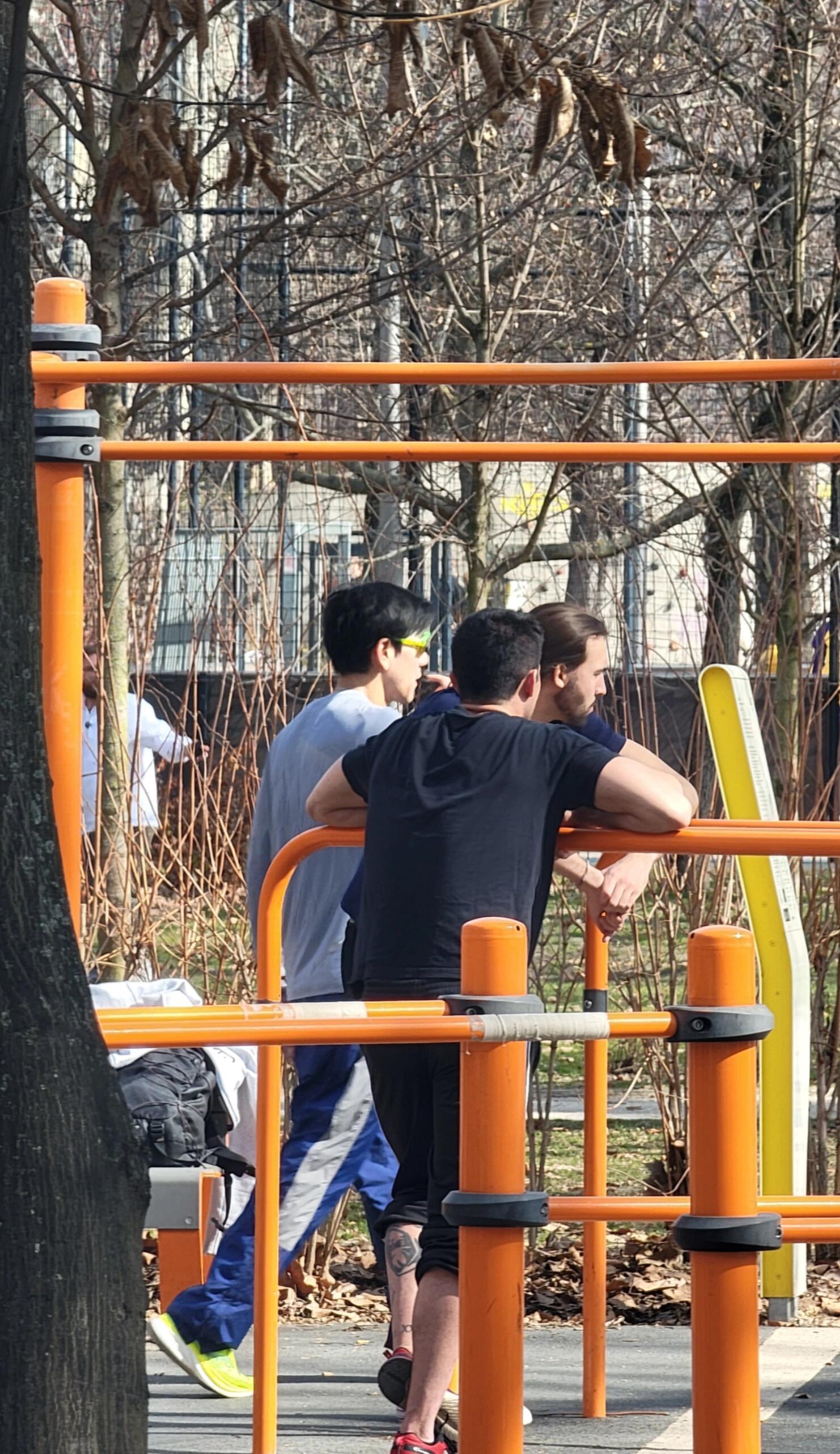 彭于晏 2026开年布达佩斯偶遇彭于晏☀看啊～公园里是谁～好熟悉🏃来自🍠摇摆